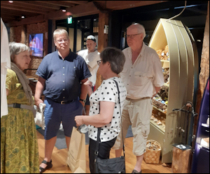 Marketta Kukkonen, Jouni Paakkinen, Hanna-Mari Helkkala-Paakkinen ja Esko Paakkinen museon aulassa kokouksen jälkeen keskustelemassa tutustuisiko näyttelyihin, Olavinlinnaan tai lähtisikö risteilylle.