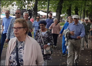 Lehmuskujaa pitkin lhdettiin reippailemaan ensimmiselle etapille