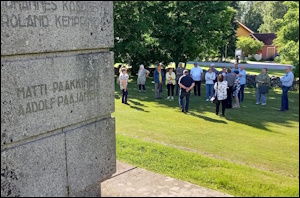 Rautj�rvelt� matka jatkui Parikkalan kirkolle, jossa tutustuttiin v. 1918 kansalaissodan hautamuistomerkkiin ja sen juurella lep��v�n Matti Paakkisen kohtaloon sodassa.
