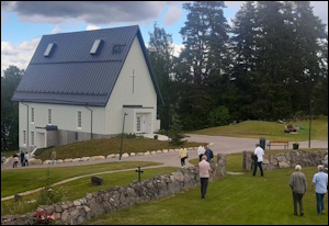 Toisena kohteena Miettil�ss� oli uutta kirkkoarkkitehtuuria edustava Rautj�rven kirkko, joka valmistui vuonna 1925 tuhopoltossa v. 2022 palaneen vanhan kirkon tilalle.